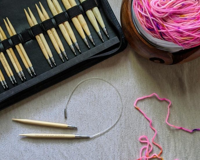 close up view of sewing set